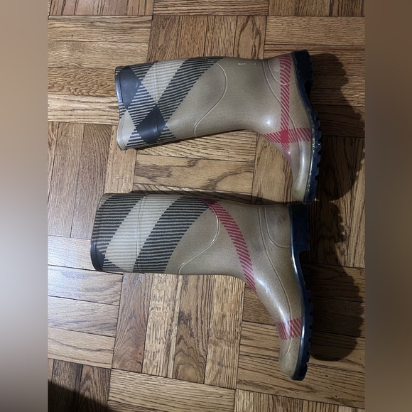 Burberry rain boots size 8.5 - Picture 2 of 4